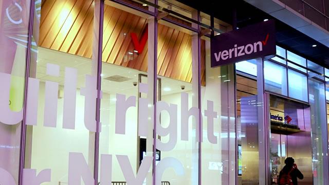 Many Verizon customers across the US hit by service outage