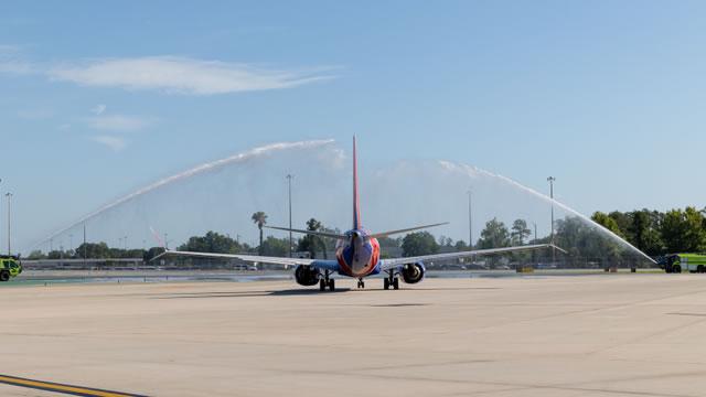 Southwest Airlines soars on improved guidance, share buyback plan