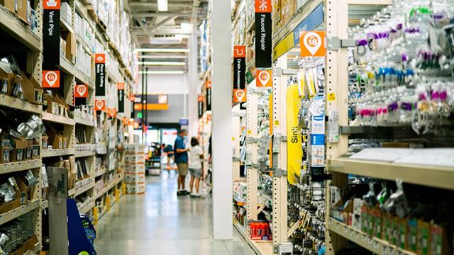 Home Depot (HD) Advances While Market Declines: Some Information for Investors