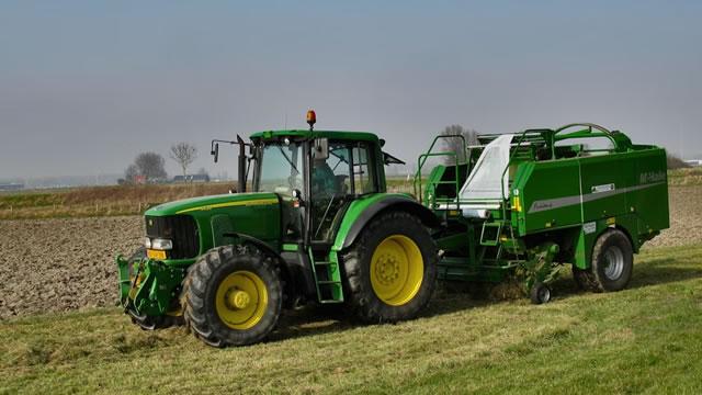 Deere (DE) Sees a More Significant Dip Than Broader Market: Some Facts to Know