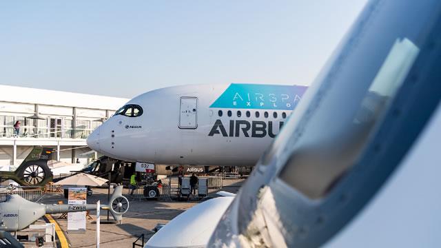 Airbus posts lower deliveries, wins bumper order from private customer