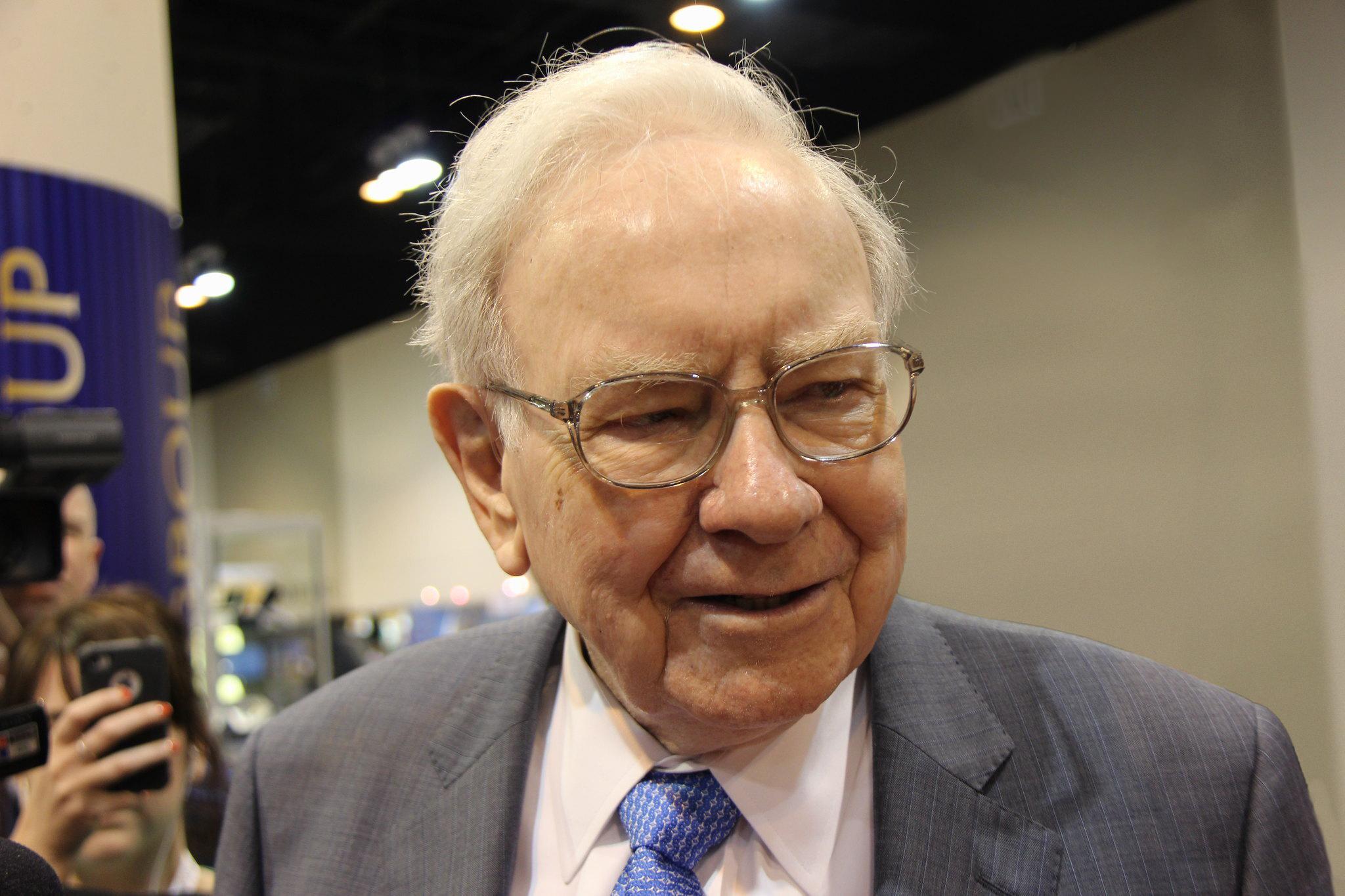 2 Warren Buffett Stocks to Buy Hand Over Fist and 1 To Avoid