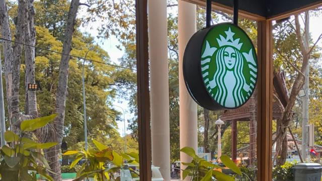 Starbucks drops non-dairy 'surcharge'